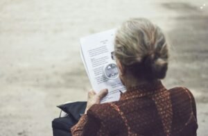 침침해지는 ‘눈’…노안?백내장?, 병원가기 전에 알아야 할 것들